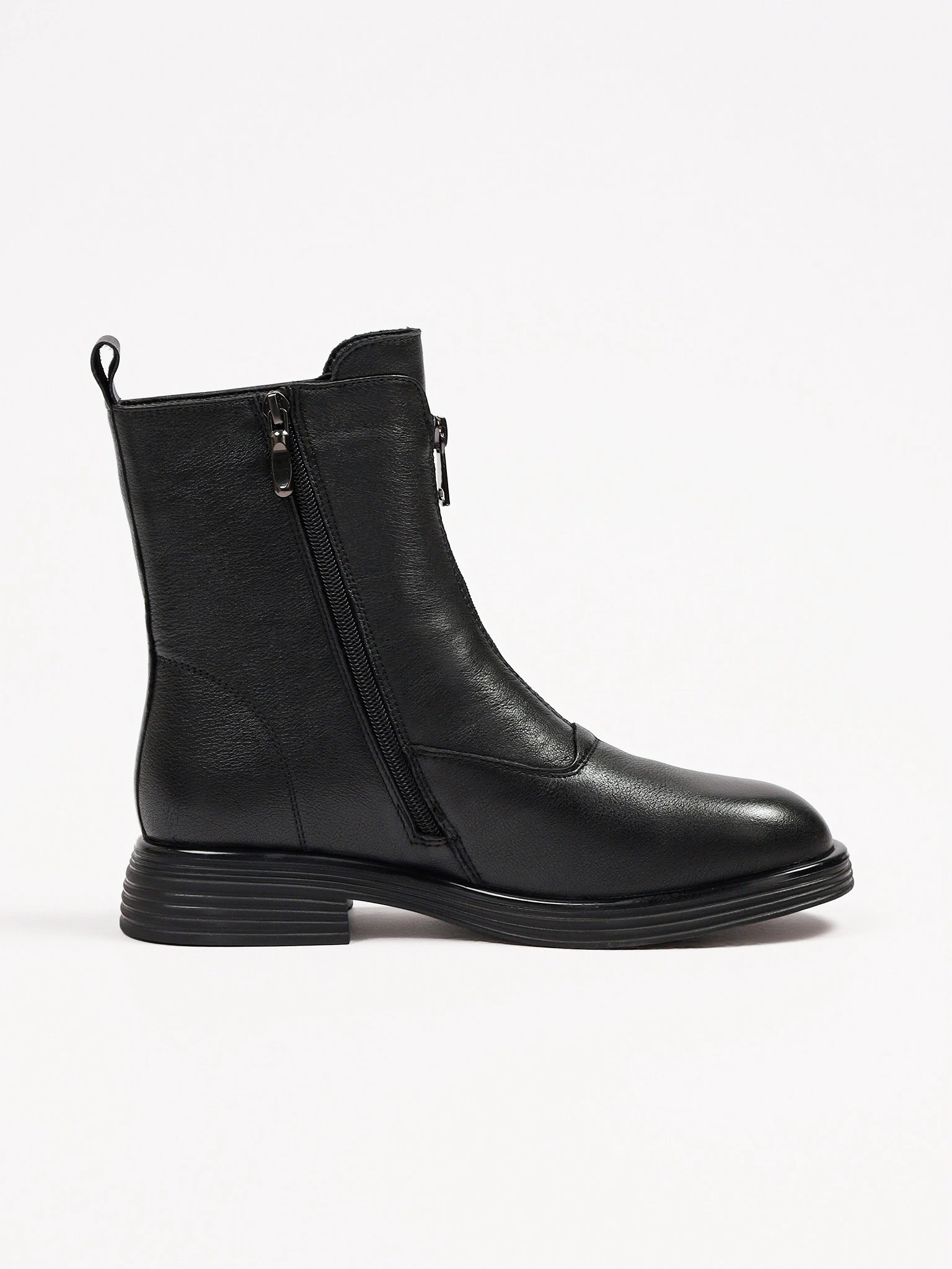 Ботинки черного цвета с декоративной молнией спереди